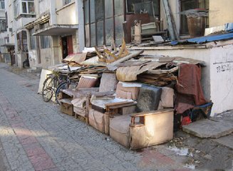 大件廢舊家具怎么來處理是一個需要解決的問題