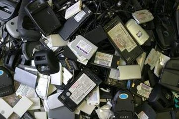 回收的廢舊手機是怎樣利用的？ 一個是“翻”，一個是“拆”
